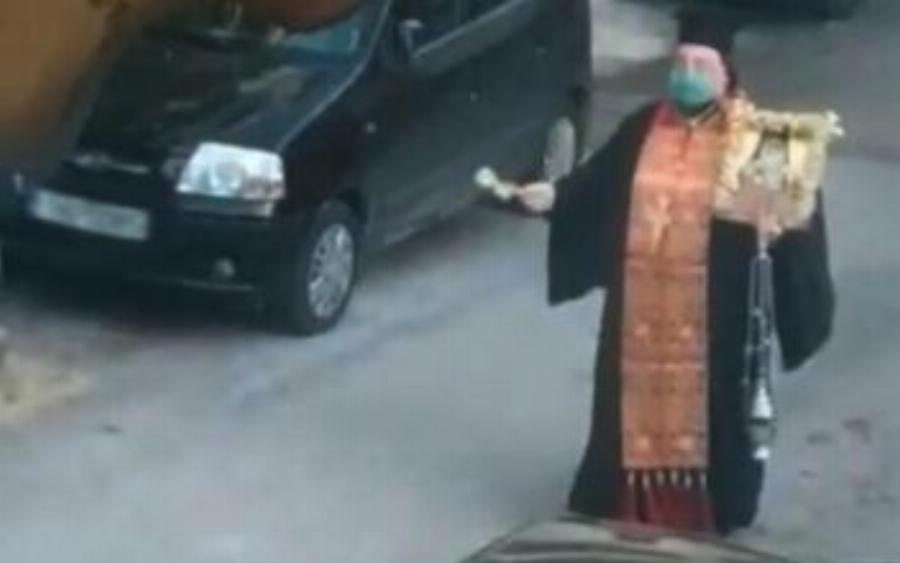 Ηλιούπολη: Ιερέας θυμιάτιζε και έψελνε μόνος του στους δρόμους