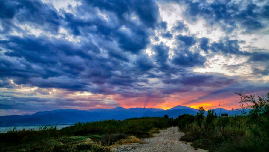 Πρόγνωση καιρού 22/12: Νεφώσεις με τοπικές βροχές και πρόσκαιρες χιονοπτώσεις – Δείτε τον καιρό στη χώρα