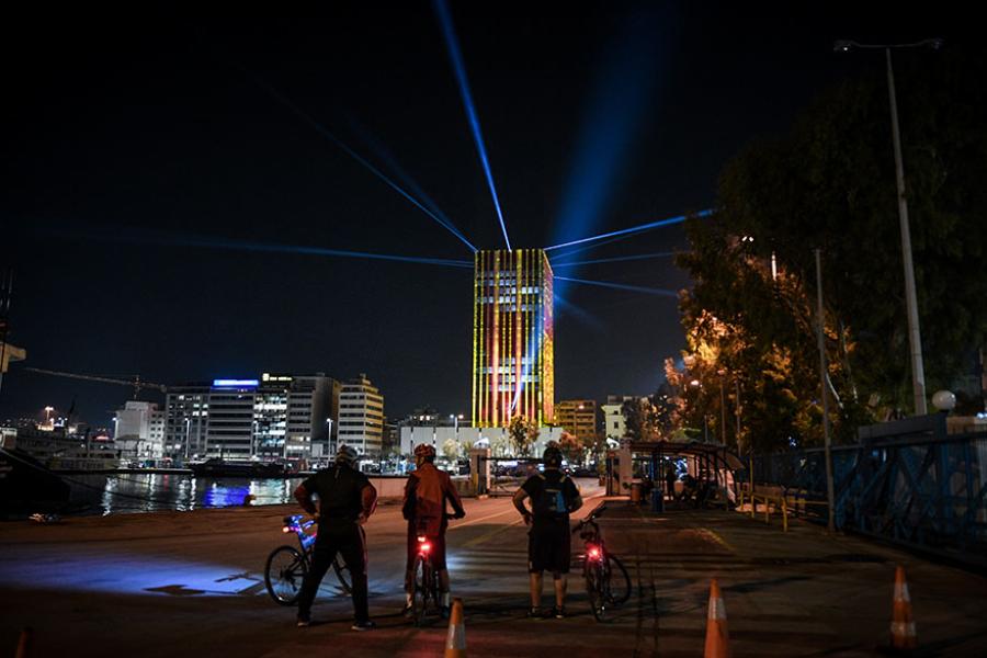 Πύργος Πειραιά: Φωταγωγήθηκε για τις εορτές των Χριστουγέννων – Δείτε τις εντυπωσιακές φωτογραφίες