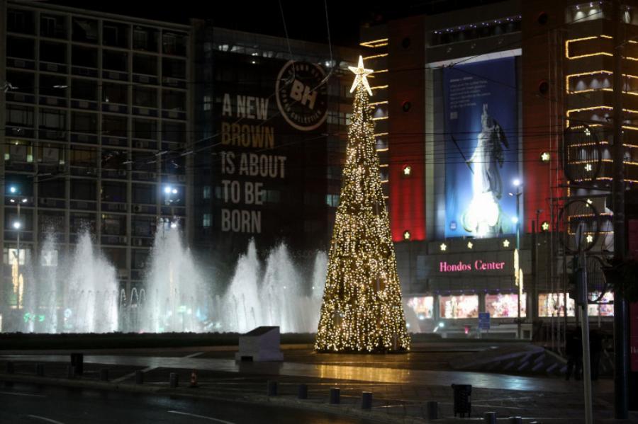 Πλατεία Ομόνοιας: Στολίστηκε το χριστουγεννιάτικο δέντρο ύψους 15 μέτρων – Δείτε τις φωτογραφίες