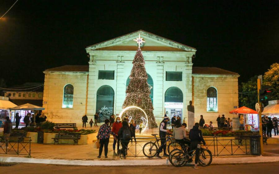 Χανιά: Φωταγωγήθηκε μέσω διαδικτύου χθες το χριστουγεννιάτικο δέντρο – Δείτε τις φωτογραφίες