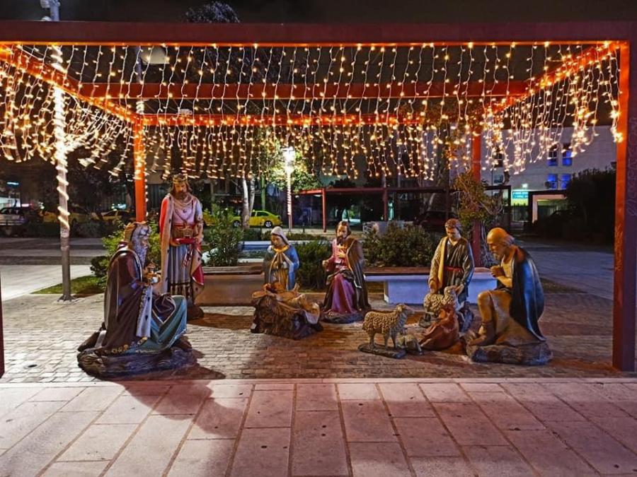 Χαϊδάρι: Φωταγωγήθηκε το χριστουγεννιάτικο δέντρο έξω από το Δημαρχείο – Δείτε τις φωτογραφίες