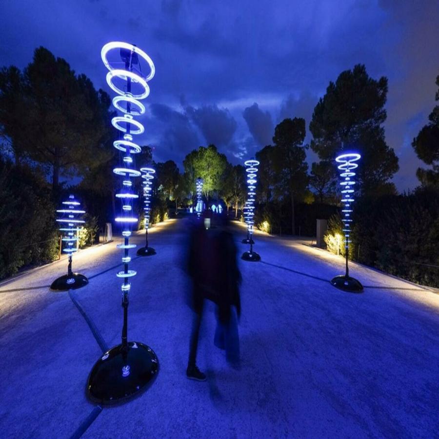 ΚΠΙΣΝ: Το Ίδρυμα Σταύρος Νιάρχος έβαλε τα γιορτινά του – Δείτε τον εντυπωσιακό χριστουγεννιάτικο στολισμό