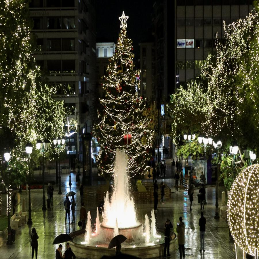 Πλατεία Συντάγματος: Φωταγωγήθηκε το χριστουγεννιάτικο δέντρο – Δείτε τις εντυπωσιακές φωτογραφίες