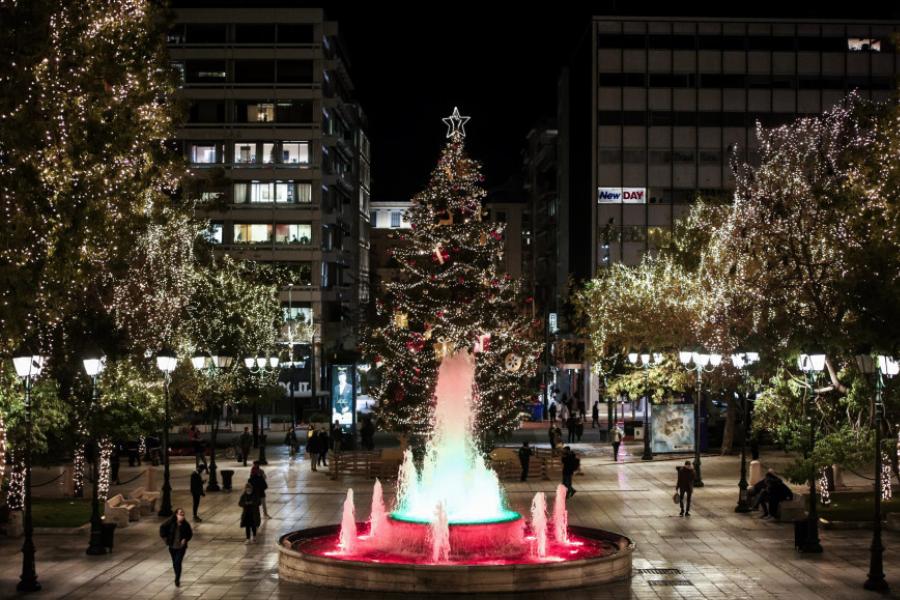 Κέντρο Αθήνας: Πώς φωταγωγήθηκε το χριστουγεννιάτικο δέντρο στην Πλατεία Συντάγματος