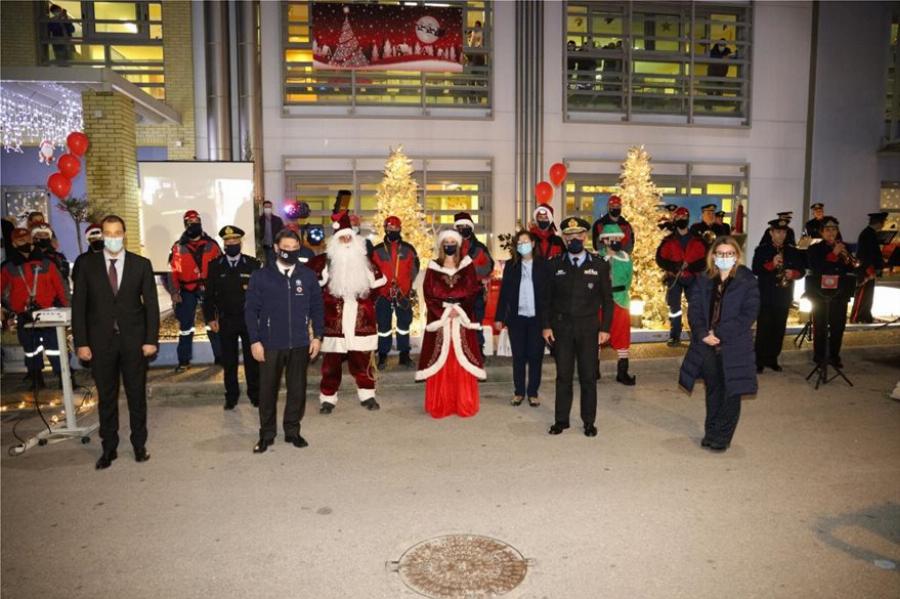 Ογκολογική Μονάδα «Ελπίδα»: Πυροσβέστες έγιναν Άη-Βασίληδες με τα δώρα για τα παιδιά του νοσοκομείου