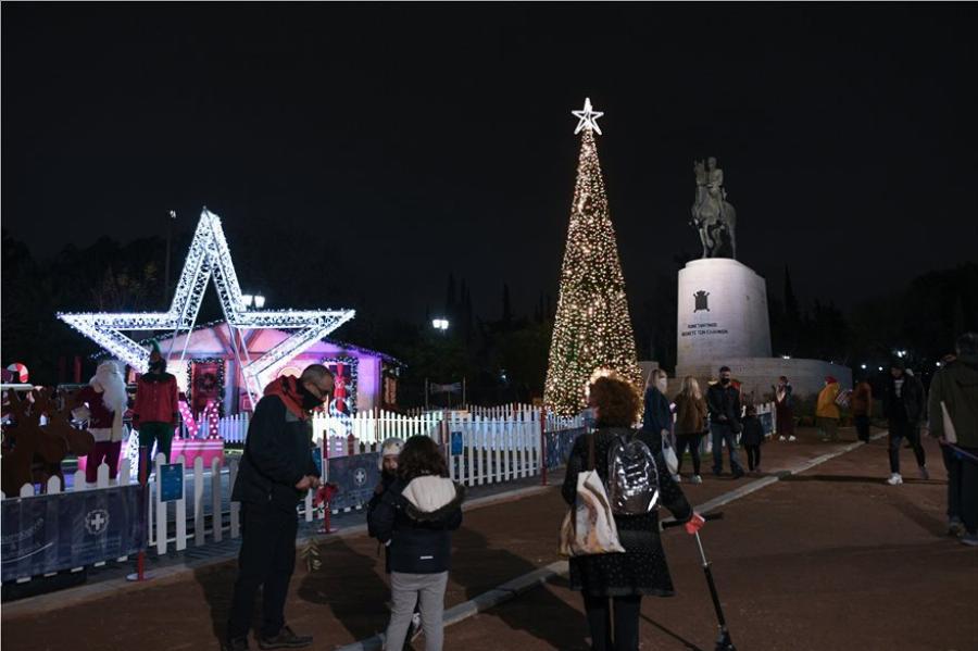Πεδίο του Άρεως: Φωταγωγήθηκε το χριστουγεννιάτικο δέντρο – Δείτε τις εντυπωσιακές φωτογραφίες
