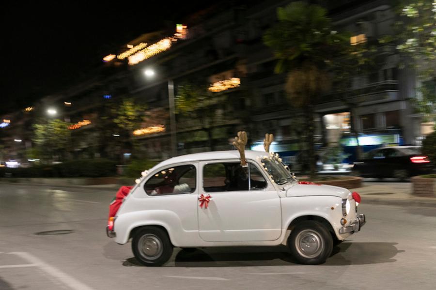 Θεσσαλονίκη αυτοκίνητο: Ιδιοκτήτης στόλισε την αντίκα του σαν το Ρούντολφ το ελαφάκι