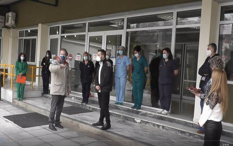 Έδεσσα: Εκπαιδευτικοί είπαν τα κάλαντα στο ιατρικό και νοσηλευτικό προσωπικό του νοσοκομείου