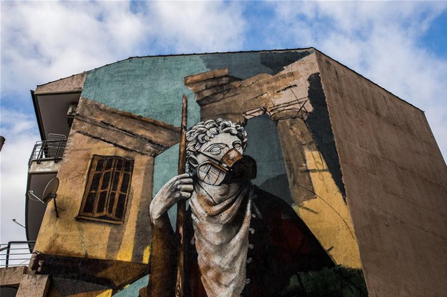 Δράμα: Εντυπωσιακό γκράφιτι με θέμα τον κορονοϊό σε πολυκατοικία της πόλης – Δείτε φωτογραφίες