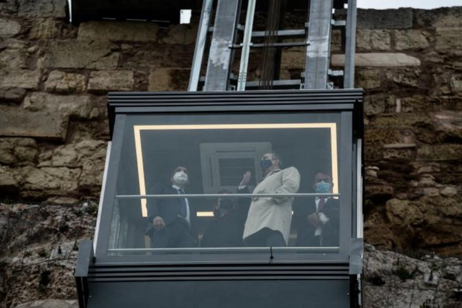 Ακρόπολη: Εγκαινιάστηκε ο ανελκυστήρας για τα ΑμεΑ παρουσία του πρωθυπουργού