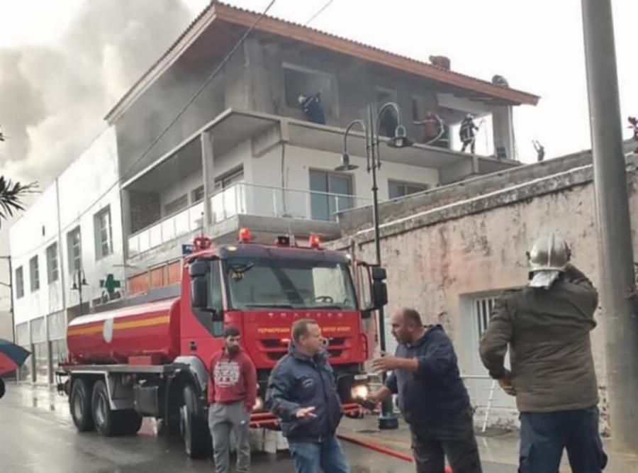 Ρόδος: Κεραυνός έπεσε σε υπό κατασκευή σπίτι και ξέσπασε φωτιά – Δείτε τις φωτογραφίες