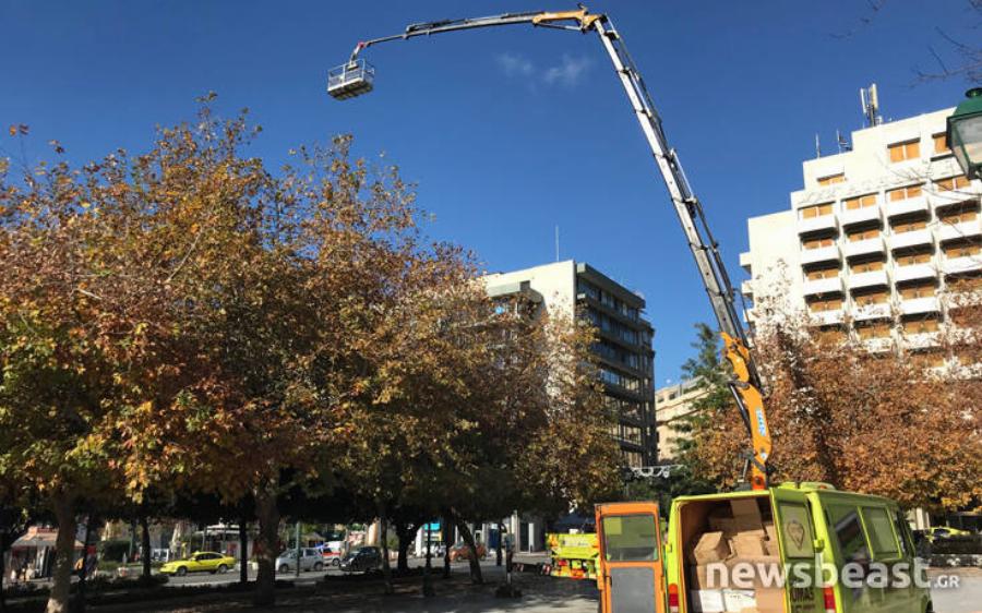 Πλατεία Συντάγματος: Ξεκίνησε ο χριστουγεννιάτικος στολισμός – Οι εργασίες θα κρατήσουν πέντε μέρες