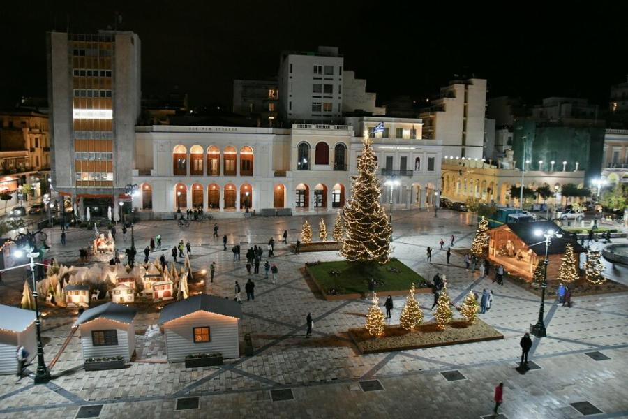 Πάτρα: Φωταγωγήθηκε το χριστουγεννιάτικο χωριό στην Πλατεία Γεωργίου – Εντυπωσιακές εικόνες