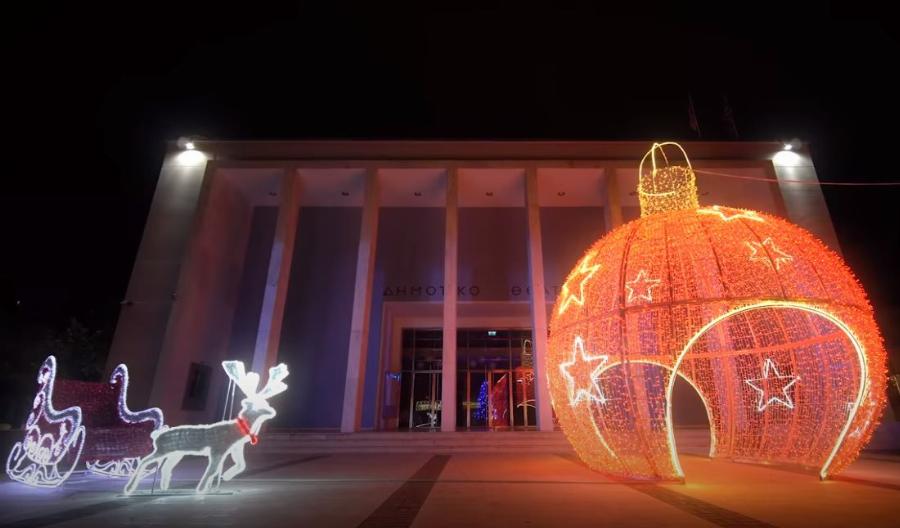 Λαμία: Φόρεσε τα γιορτινά της όλη η πόλη – Εντυπωσιακές οι φωτογραφίες από το στολισμό