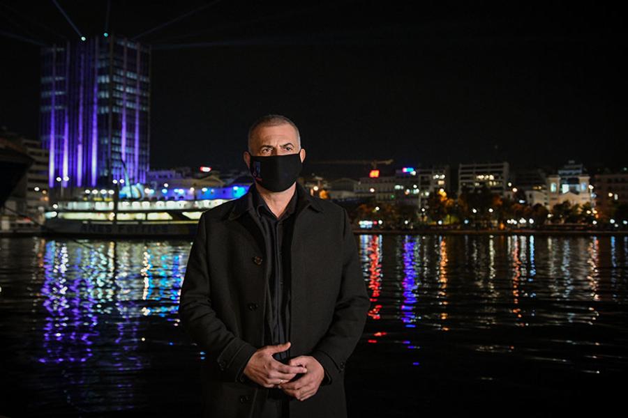 Πύργος Πειραιά: Φωταγωγήθηκε για τις εορτές των Χριστουγέννων – Δείτε τις εντυπωσιακές φωτογραφίες