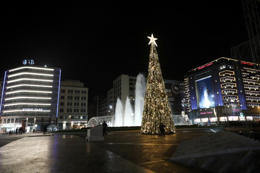 Πλατεία Ομόνοιας: Στολίστηκε το χριστουγεννιάτικο δέντρο ύψους 15 μέτρων – Δείτε τις φωτογραφίες