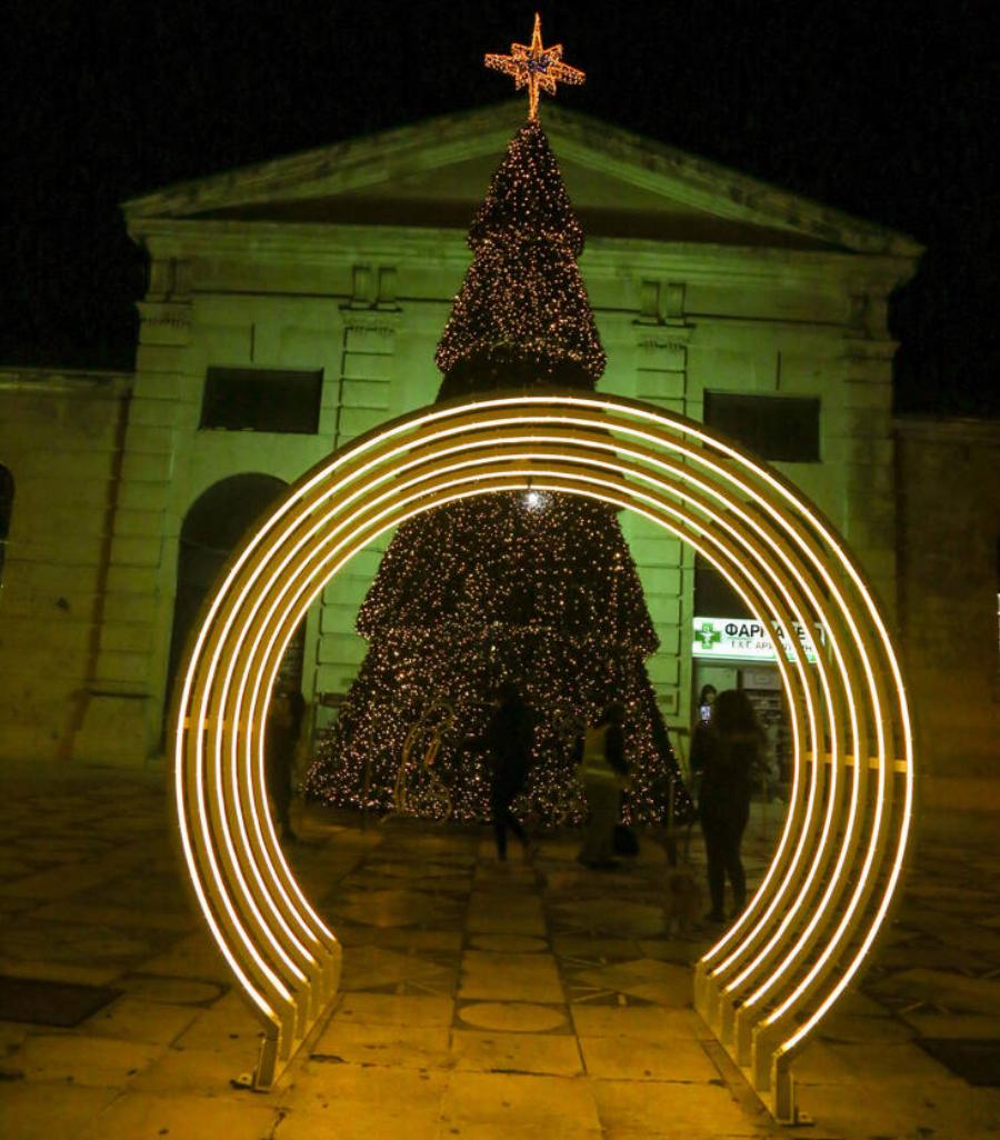 Χανιά: Φωταγωγήθηκε μέσω διαδικτύου χθες το χριστουγεννιάτικο δέντρο – Δείτε τις φωτογραφίες