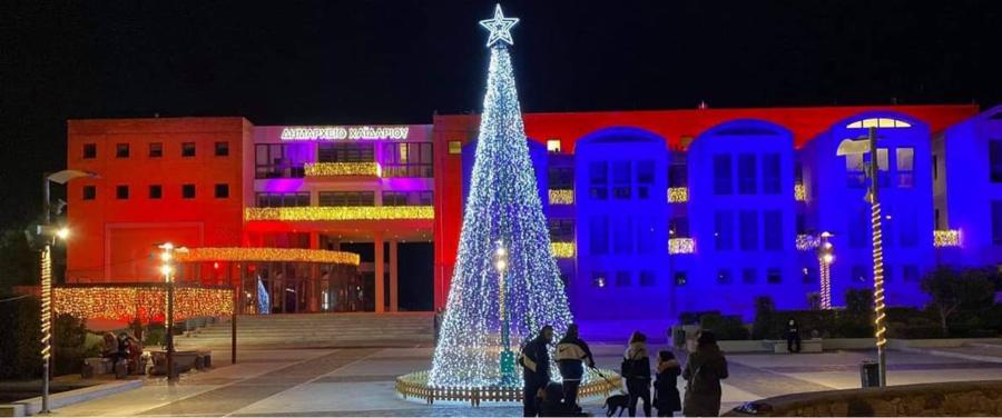 Χαϊδάρι: Φωταγωγήθηκε το χριστουγεννιάτικο δέντρο έξω από το Δημαρχείο – Δείτε τις φωτογραφίες