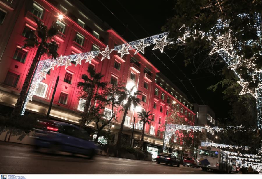 Κέντρο Αθήνας: Η οδός Πανεπιστημίου έβαλε τα γιορτινά της – Εντυπωσιακός ο χριστουγεννιάτικος στολισμός