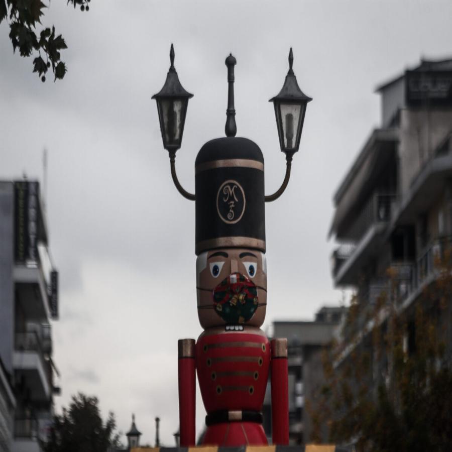 Τρίκαλα: Μέχρι και οι καρυοθραύστες φορούν μάσκες – Η έξυπνη κίνηση του Δήμου Τρικκαίων