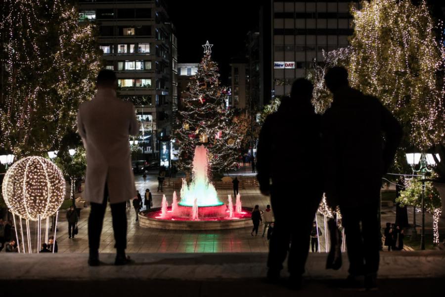 Κέντρο Αθήνας: Πώς φωταγωγήθηκε το χριστουγεννιάτικο δέντρο στην Πλατεία Συντάγματος