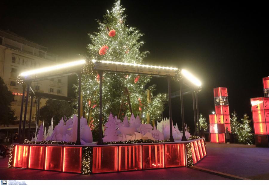 Πλατεία Αριστοτέλους: Φωταγωγήθηκε το χριστουγεννιάτικο δέντρο – Έχει 9.000 λαμπιόνια