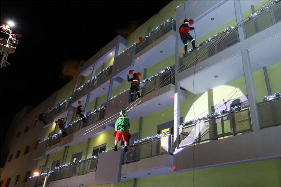 Ογκολογική Μονάδα «Ελπίδα»: Πυροσβέστες έγιναν Άη-Βασίληδες με τα δώρα για τα παιδιά του νοσοκομείου