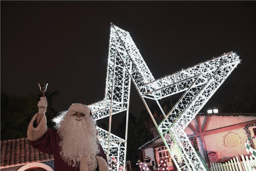 Πεδίο του Άρεως: Φωταγωγήθηκε το χριστουγεννιάτικο δέντρο – Δείτε τις εντυπωσιακές φωτογραφίες