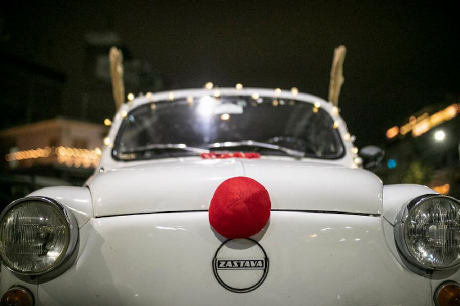 Θεσσαλονίκη αυτοκίνητο: Ιδιοκτήτης στόλισε την αντίκα του σαν το Ρούντολφ το ελαφάκι