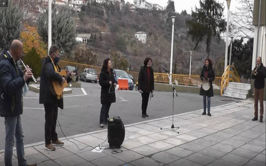 Έδεσσα: Εκπαιδευτικοί είπαν τα κάλαντα στο ιατρικό και νοσηλευτικό προσωπικό του νοσοκομείου