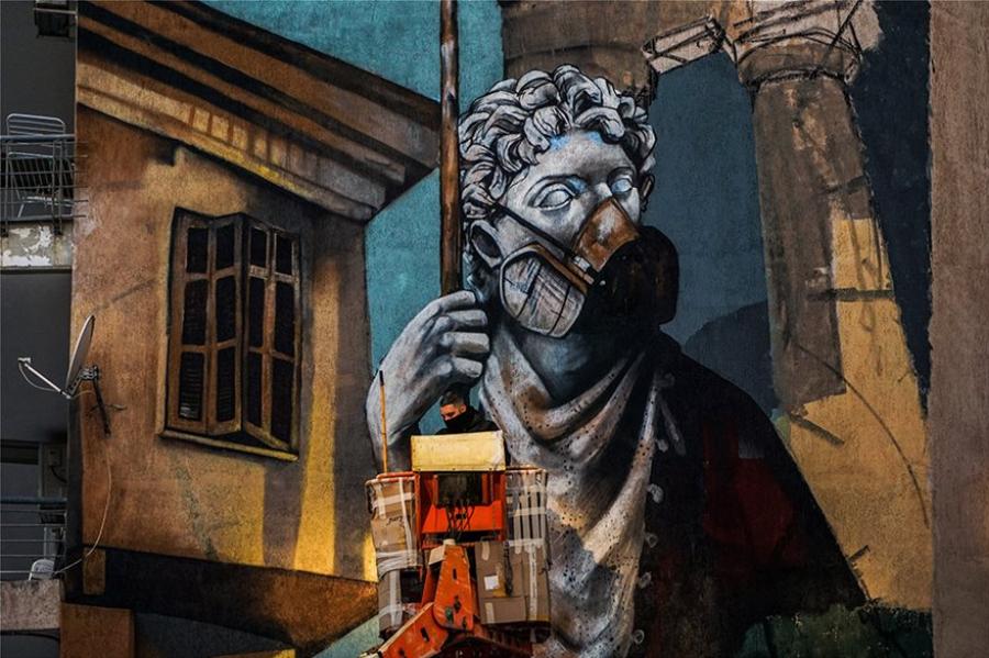 Δράμα: Εντυπωσιακό γκράφιτι με θέμα τον κορονοϊό σε πολυκατοικία της πόλης – Δείτε φωτογραφίες