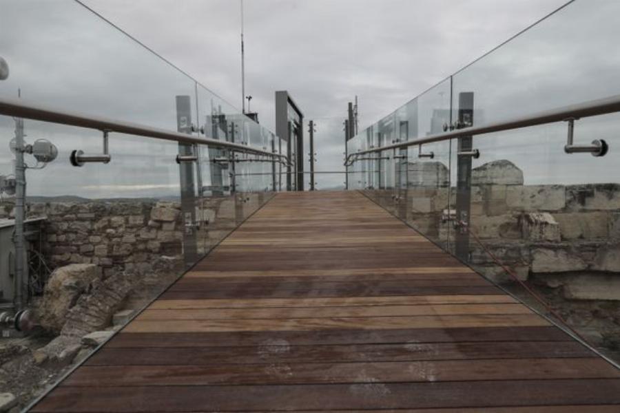 Ακρόπολη: Εγκαινιάστηκε ο ανελκυστήρας για τα ΑμεΑ παρουσία του πρωθυπουργού