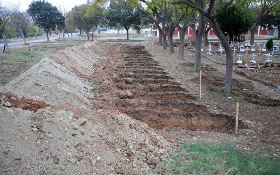 Τάφοι στη Θεσσαλονίκη: Σκάβονται νέοι τάφοι για τα θύματα του κορονοϊού – Σοκάρουν οι φωτογραφίες