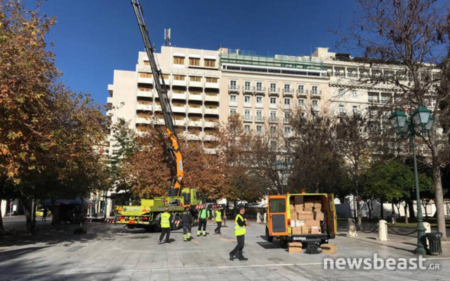 Πλατεία Συντάγματος: Ξεκίνησε ο χριστουγεννιάτικος στολισμός – Οι εργασίες θα κρατήσουν πέντε μέρες