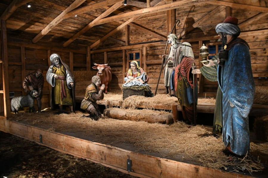 Πάτρα: Φωταγωγήθηκε το χριστουγεννιάτικο χωριό στην Πλατεία Γεωργίου – Εντυπωσιακές εικόνες