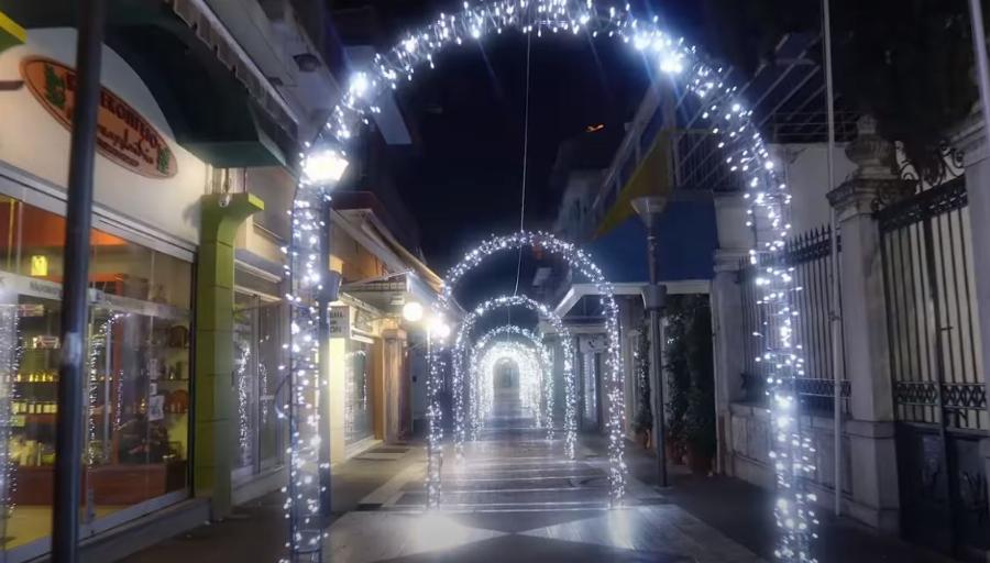 Λαμία: Φόρεσε τα γιορτινά της όλη η πόλη – Εντυπωσιακές οι φωτογραφίες από το στολισμό