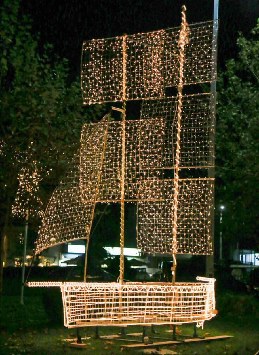 Χανιά: Φωταγωγήθηκε μέσω διαδικτύου χθες το χριστουγεννιάτικο δέντρο – Δείτε τις φωτογραφίες