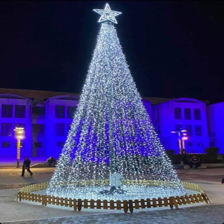 Χαϊδάρι: Φωταγωγήθηκε το χριστουγεννιάτικο δέντρο έξω από το Δημαρχείο – Δείτε τις φωτογραφίες