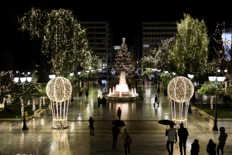 Πλατεία Συντάγματος: Φωταγωγήθηκε το χριστουγεννιάτικο δέντρο – Δείτε τις εντυπωσιακές φωτογραφίες