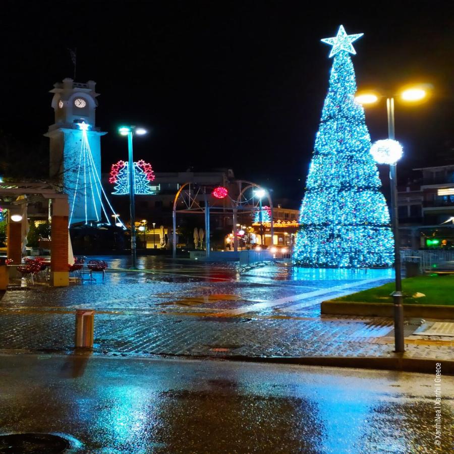 Ξάνθη: Η πόλη έχει «φορέσει» τα γιορτινά της και έχει στολιστεί, αλλά είναι έρημη από κόσμο