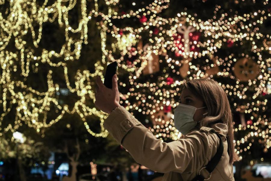 Κέντρο Αθήνας: Πώς φωταγωγήθηκε το χριστουγεννιάτικο δέντρο στην Πλατεία Συντάγματος