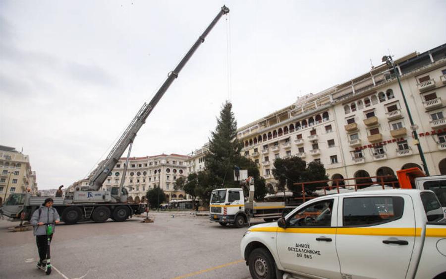 Πλατεία Αριστοτέλους: Ξεκίνησε ο χριστουγεννιάτικος στολισμός – Στήνεται δέντρο 18 μέτρων