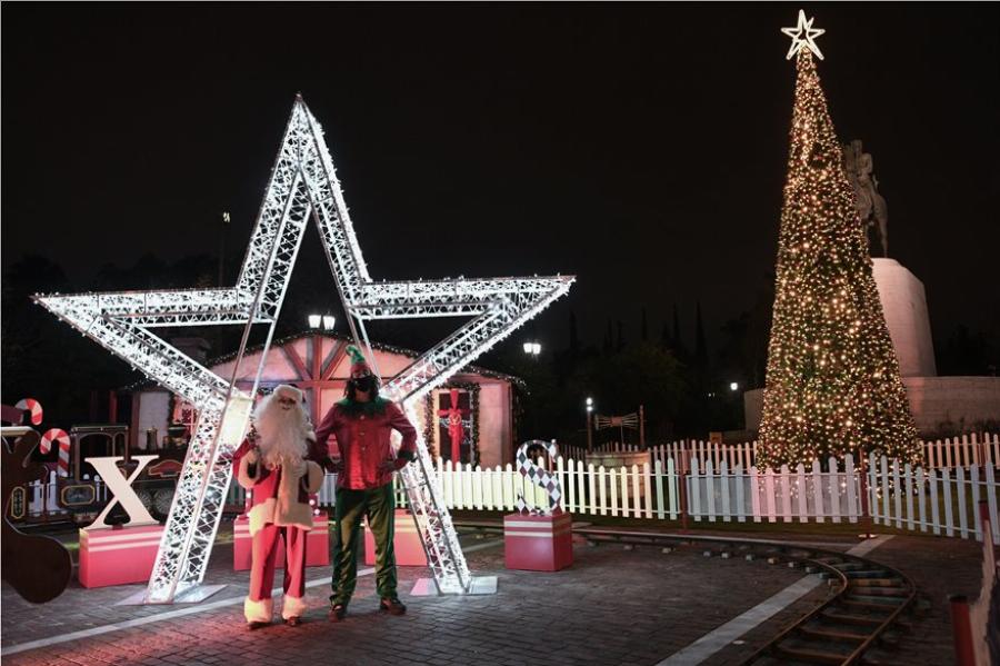 Πεδίο του Άρεως: Φωταγωγήθηκε το χριστουγεννιάτικο δέντρο – Δείτε τις εντυπωσιακές φωτογραφίες