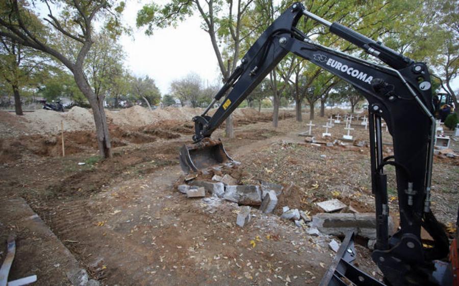 Τάφοι στη Θεσσαλονίκη: Σκάβονται νέοι τάφοι για τα θύματα του κορονοϊού – Σοκάρουν οι φωτογραφίες