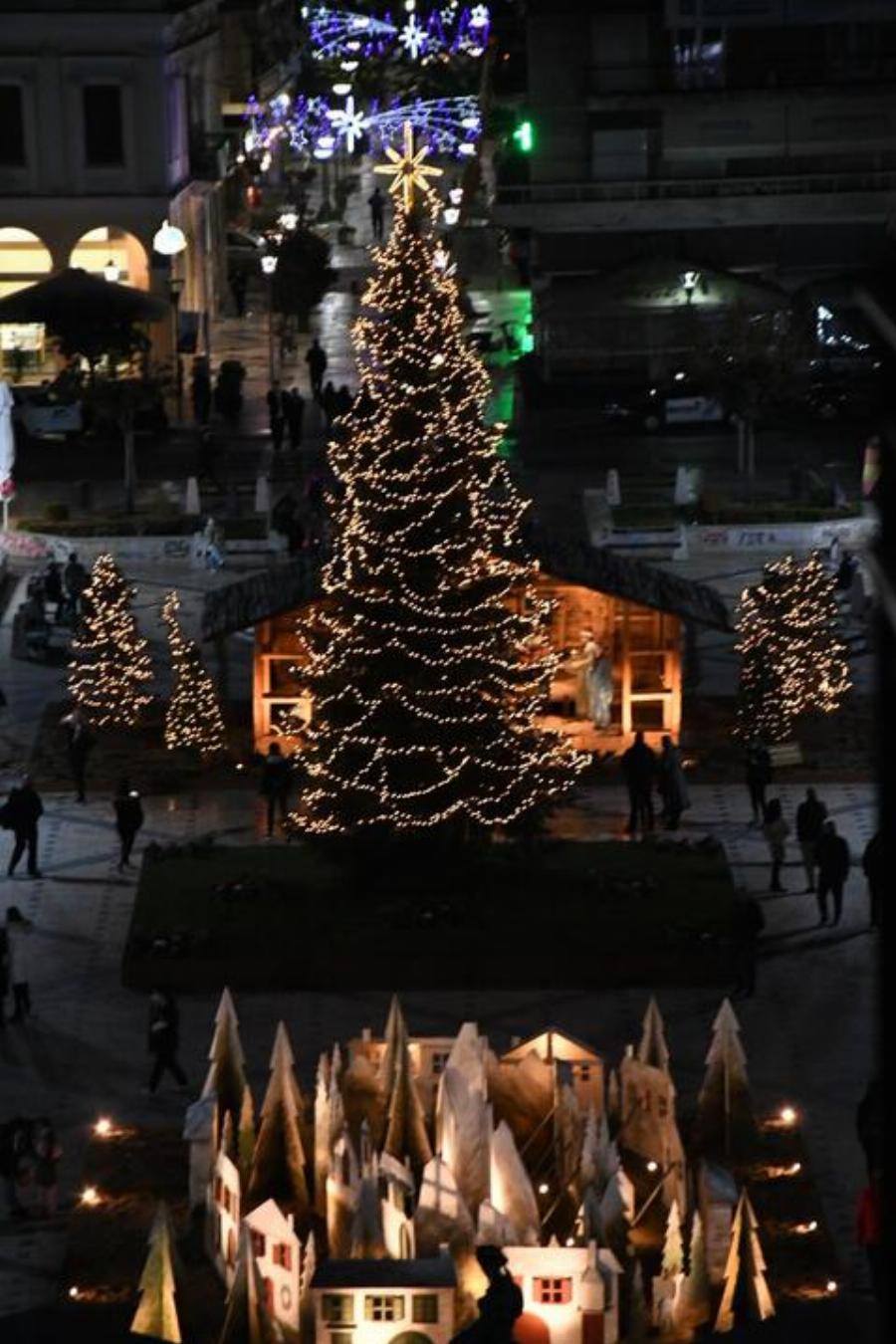 Πάτρα: Φωταγωγήθηκε το χριστουγεννιάτικο χωριό στην Πλατεία Γεωργίου – Εντυπωσιακές εικόνες