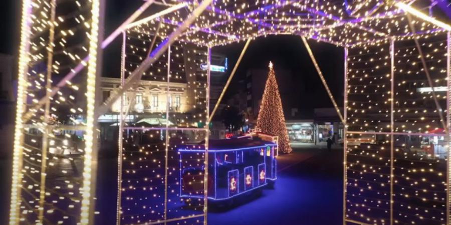 Λαμία: Φόρεσε τα γιορτινά της όλη η πόλη – Εντυπωσιακές οι φωτογραφίες από το στολισμό