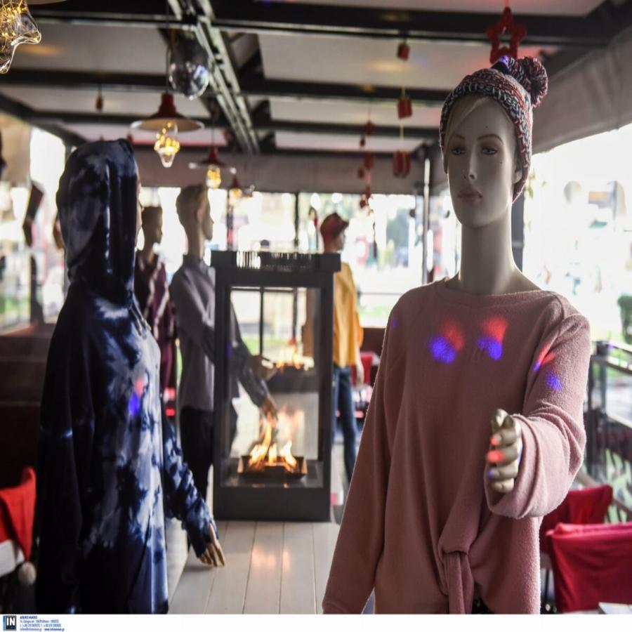 Θεσσαλονίκη κατάστημα: Ψητοπωλείο στην πόλη χρησιμοποιεί κούκλες που παριστάνουν τους πελάτες και τις σερβιτόρες