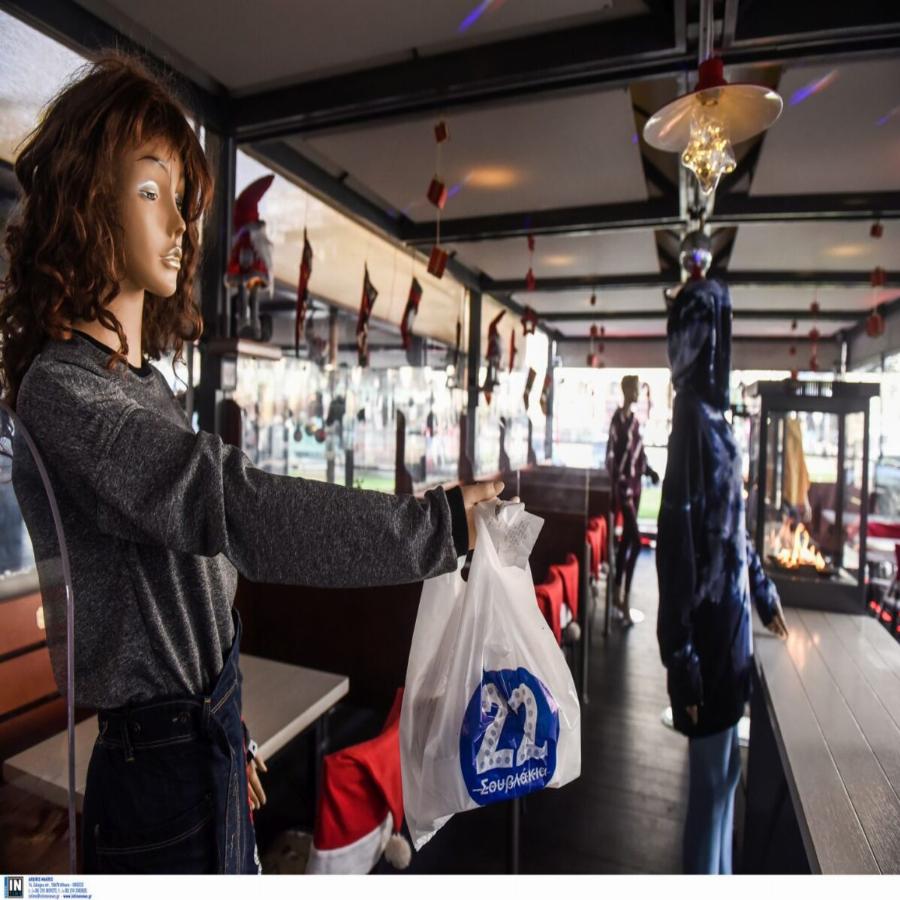 Θεσσαλονίκη κατάστημα: Ψητοπωλείο στην πόλη χρησιμοποιεί κούκλες που παριστάνουν τους πελάτες και τις σερβιτόρες