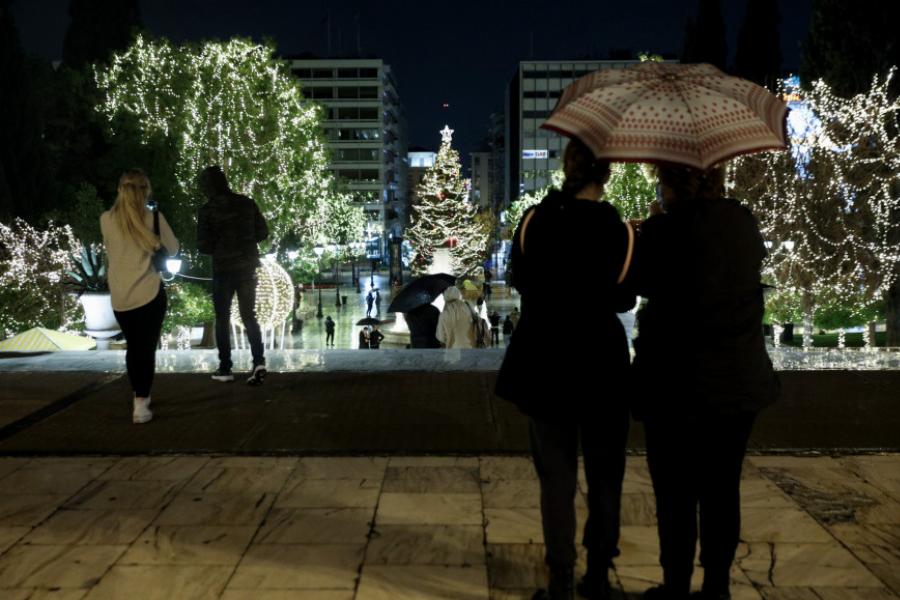 Πλατεία Συντάγματος: Φωταγωγήθηκε το χριστουγεννιάτικο δέντρο – Δείτε τις εντυπωσιακές φωτογραφίες